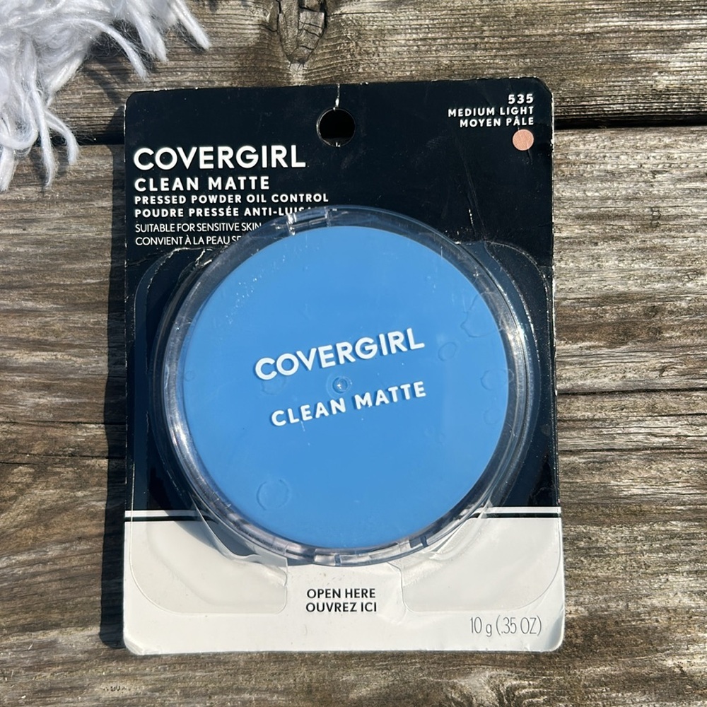 COVERGIRL Clean Matte Pressed Powder - Medium Light #535 - NEW